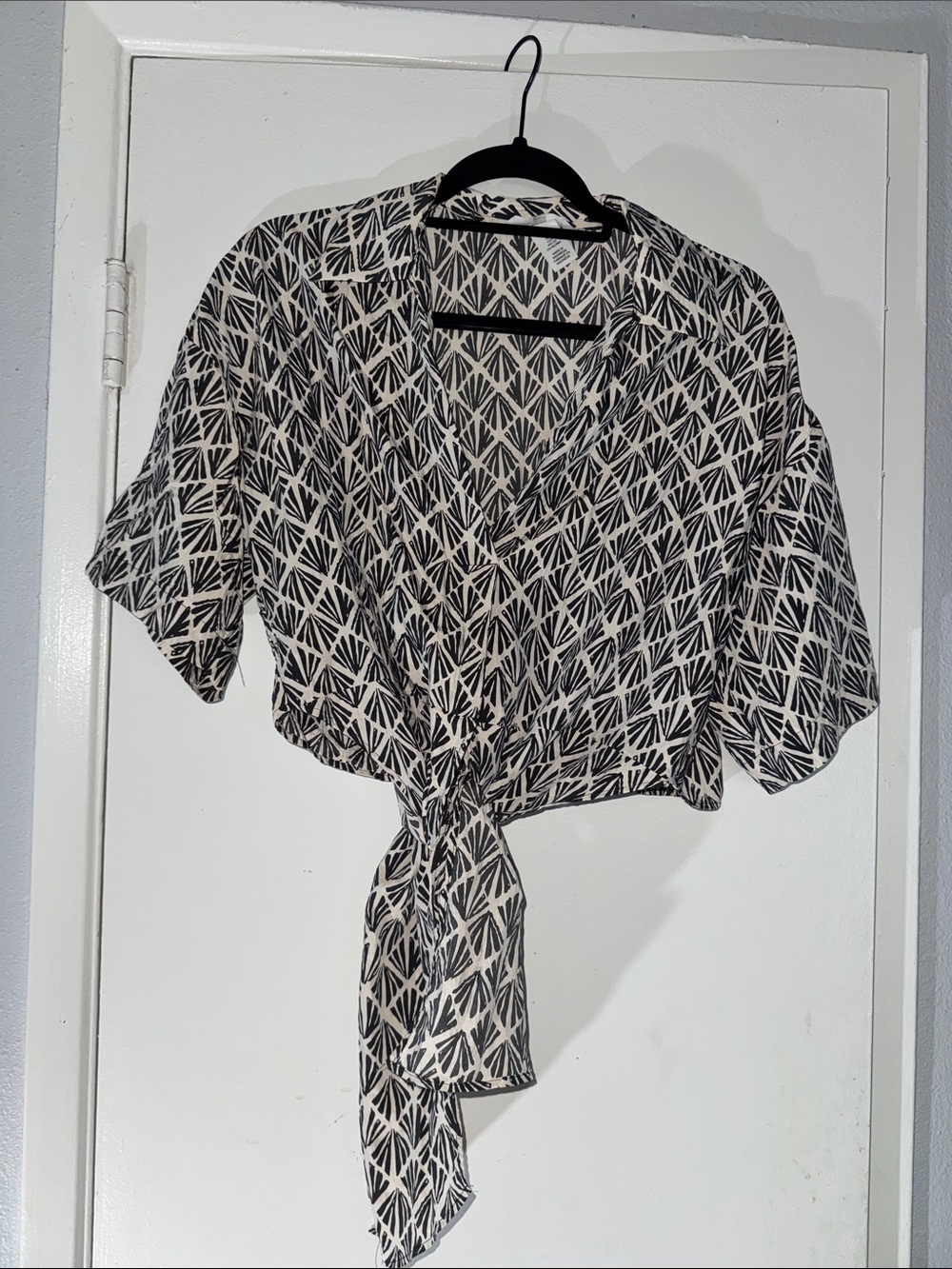 H&M Black and White Geometric Tie-Front Crop Blouse